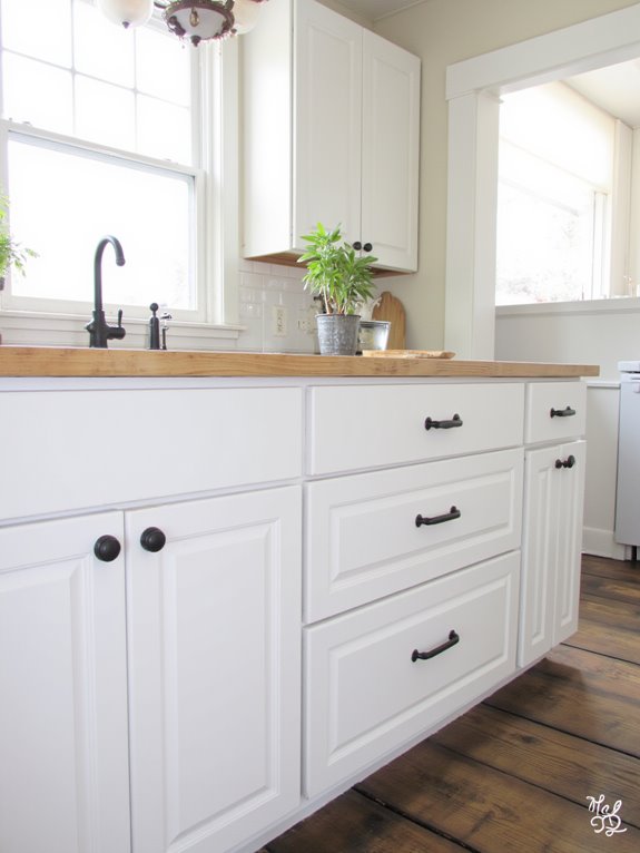 black hardware kitchen elegance