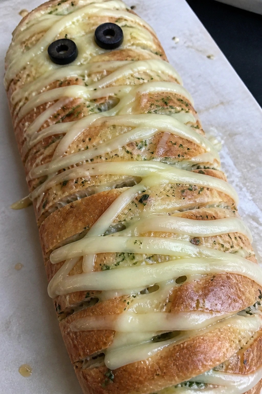 Cheesy Pull-Apart Mummy Garlic Bread