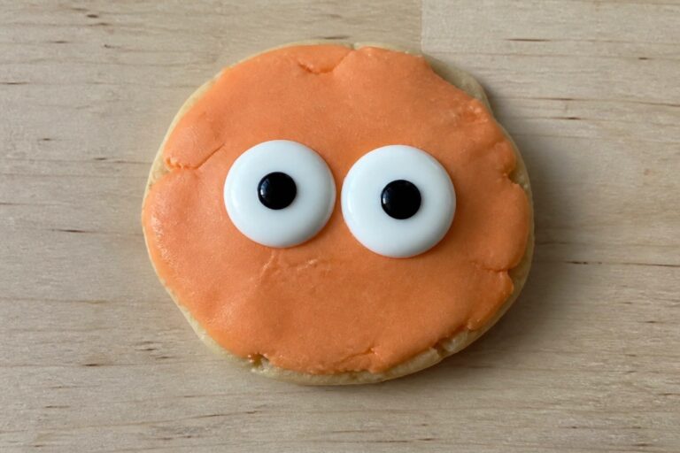 14 Halloween Cookies With Eyes That Stare Back